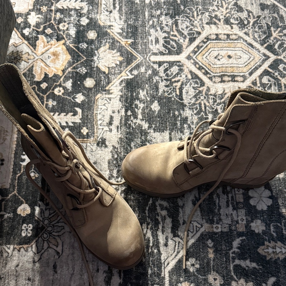 Sorel Joan of Arctic lace boots. Size 9